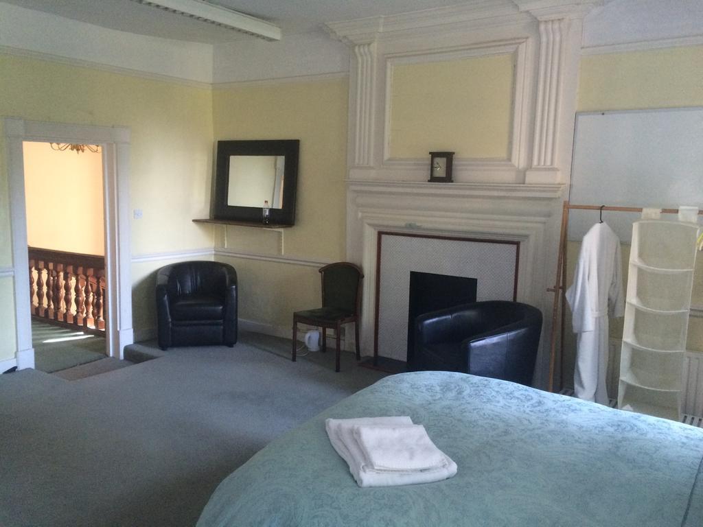 Harmondsworth Hall Guest House West Drayton  Bilik gambar