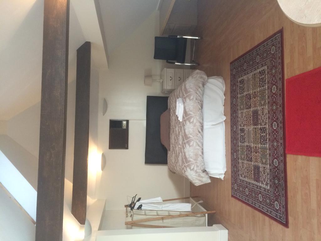 Harmondsworth Hall Guest House West Drayton  Bilik gambar