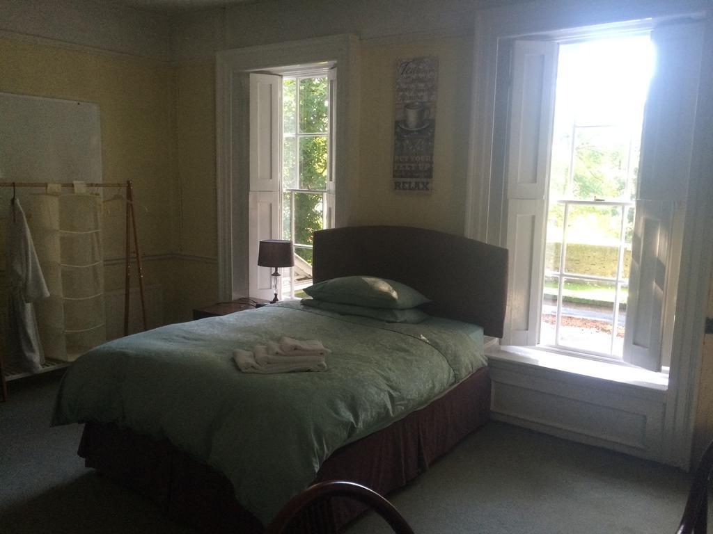 Harmondsworth Hall Guest House West Drayton  Bilik gambar